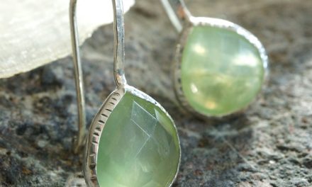Comment mettre des boucles d’oreilles ?